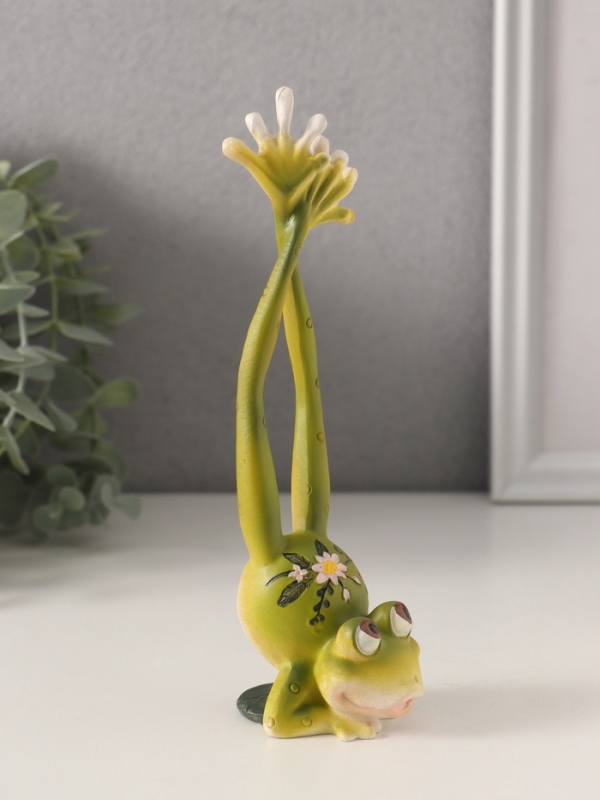 Сувенир полистоун "Лягушонок стоит на лапках, с цветами на спинке" 6х5х17,5 см
