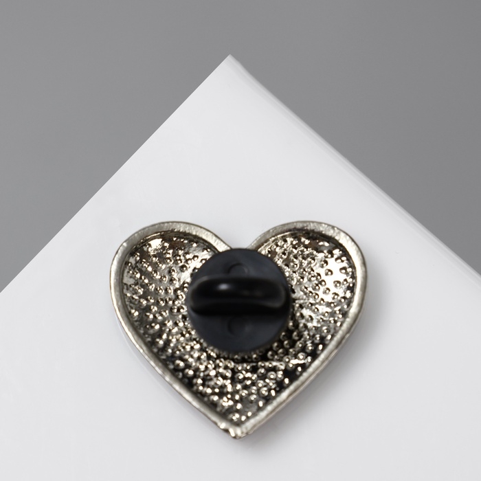 Значок &laquo;Россия&raquo; в сердце, цветной в серебре