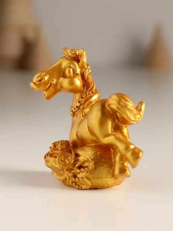 Сувенир полистоун "Золотой конь с богатством" МИКС 5х2,5х6,7 см
