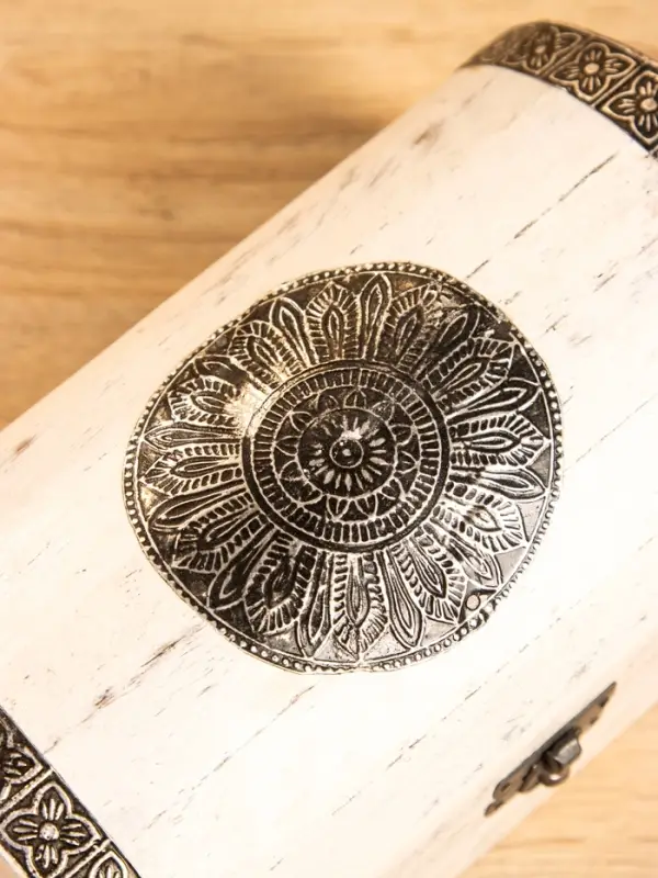 Сундучок "Солнце ацтеков" 19х12х11 см, манговое дерево, белый антик