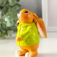 Сувенир полистоун "Зайчик с лопатой, в зелёном пальто" 6х7,5х9,5 см