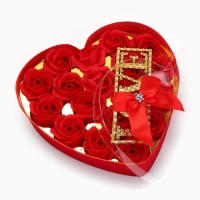 18 мыльных красных роз с надписью в коробке