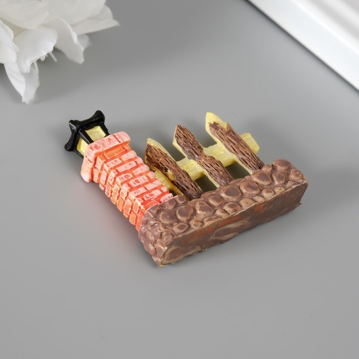 Фигурка для флорариума полистоун "Забор с фонариком" 4,4х4,7 см