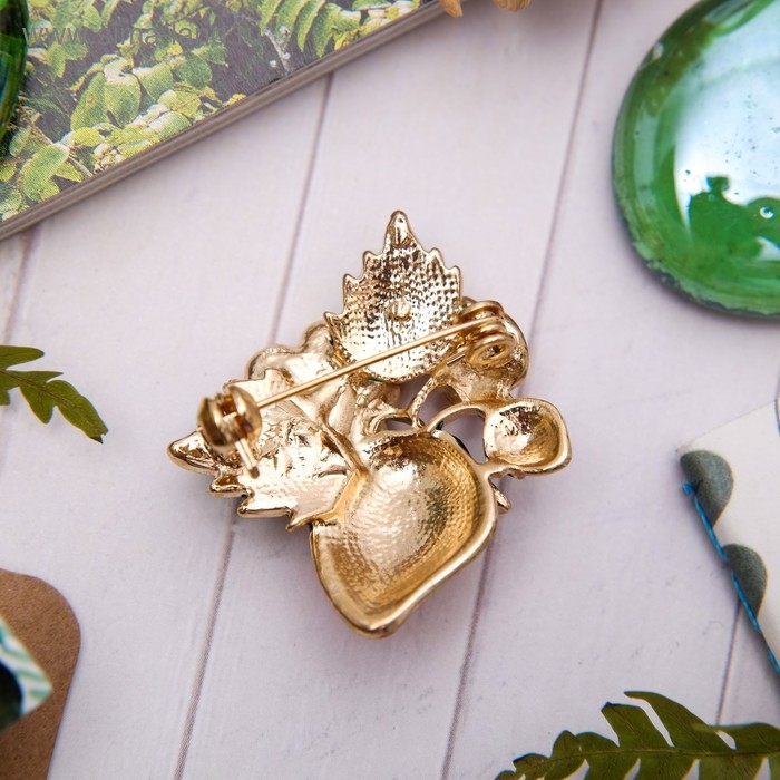 Брошь &laquo;Земляничка&raquo; с цветами, цветная в золоте