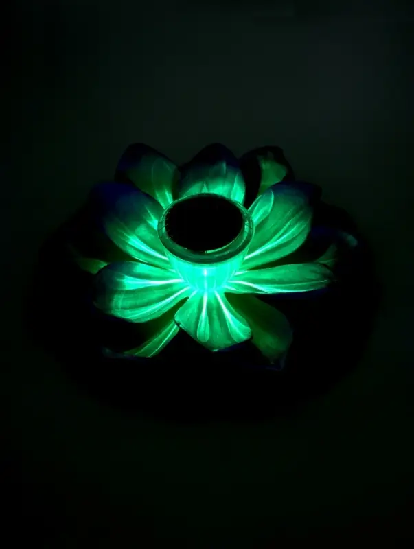 Садовый светильник для водоемов 28 х 28 х 9 см на солнечной бат-е "Лотос" фиол-ый N010