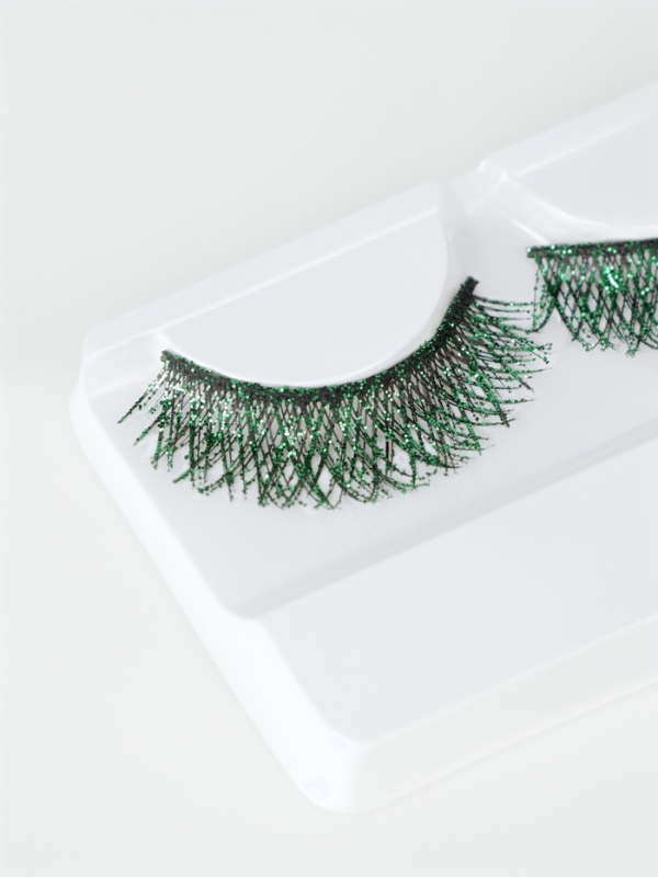 Ресницы накладные блестящие зеленые пластик к/короб QF