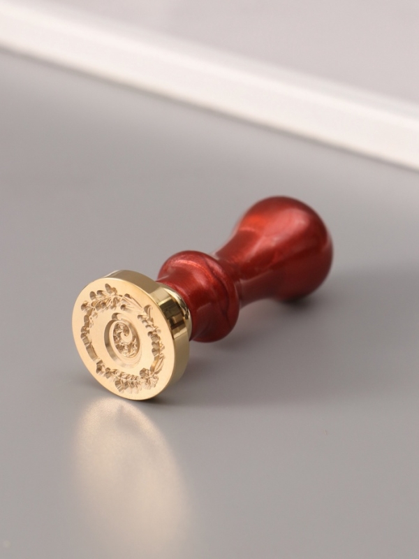 Печать для сургуча с пластиковой ручкой "Венок с буквой O" 2,5х2,5х6,3 см