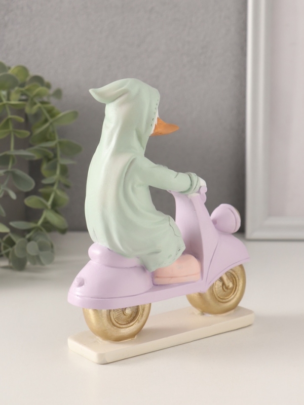 Сувенир полистоун "Утка в зелёном дождевике на мопеде" 13х5,5х16 см