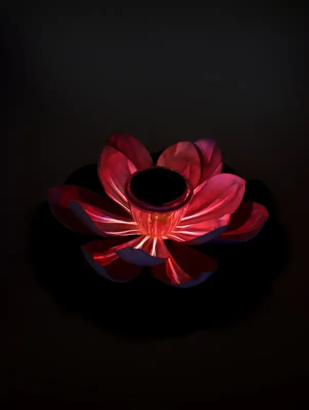 Садовый светильник для водоемов 28 х 28 х 9  см на солнечной бат-е "Лотос" бел N011