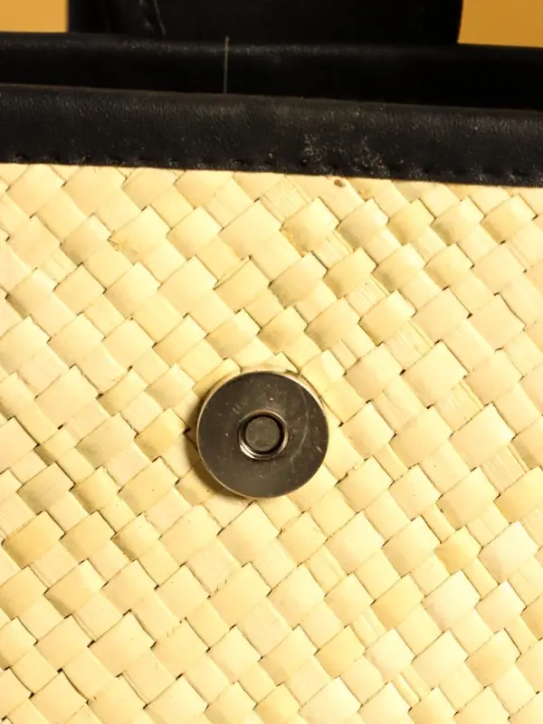 Сумка плетёная на застёжке из пандана 30х10х35 см, бежево-чёрный