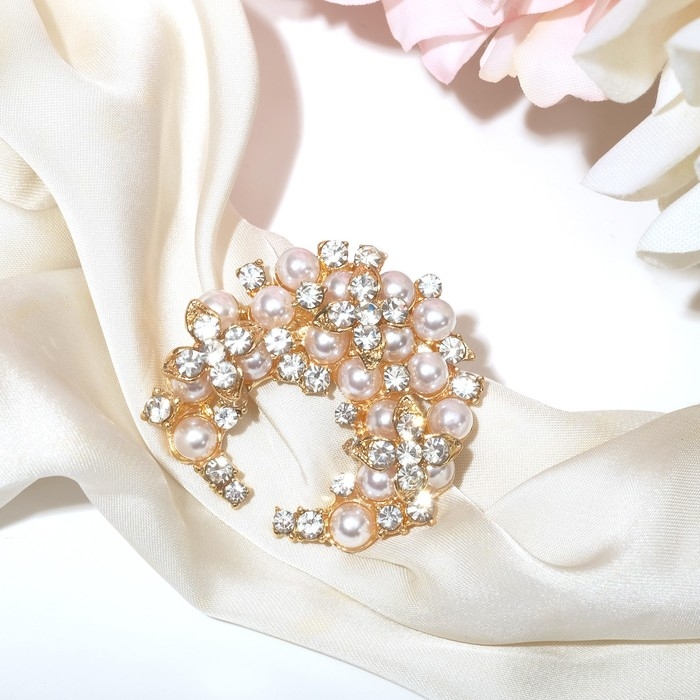 Зажим для платка &laquo;Жемчужное соцветие&raquo;, цвет белый в золоте