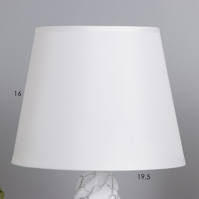 Лампа настольная "Изора" 1х40Вт Е14 белый 20х20х33см