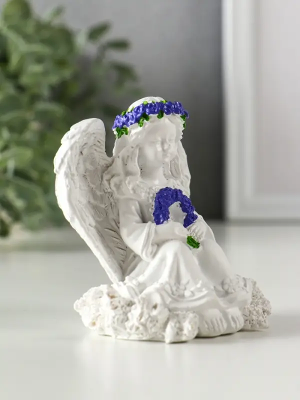 Сувенир полистоун "Девочка-ангел с венком из лаванды" белый с фиолетовым 8х6х8,5 см