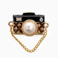 Брошь "Фотоаппарат" с жемчугом, чёрно-коричневая в золоте