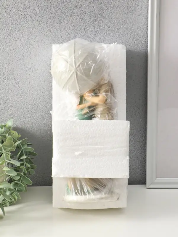 Сувенир полистоун "Папа, мама и малыш в вязанных нарядах, под зонтом" 8,5х9,5х25,5 см