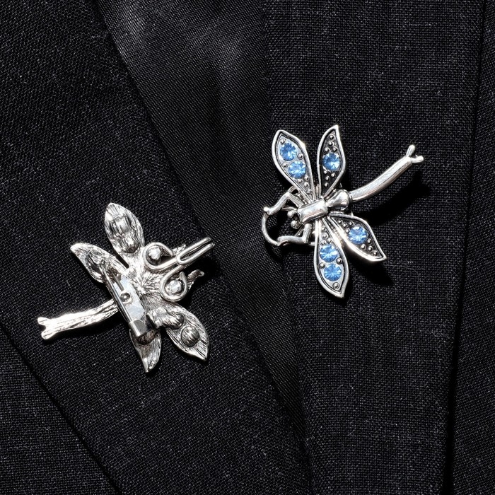 Зажим для кардигана &laquo;Стрекоза&raquo;, цвет синий в чернёном серебре