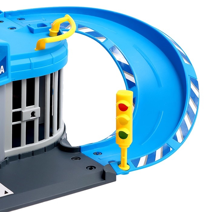 Парковка &laquo;Полицейский участок&raquo;, с металлическими машинками и вертолётом