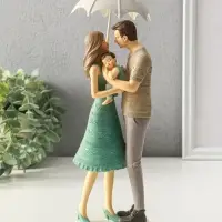 Сувенир полистоун "Папа, мама и малыш в вязанных нарядах, под зонтом" 8,5х9,5х25,5 см