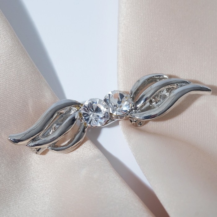 Зажим для кардигана &laquo;Волны&raquo;, цвет белый в серебре