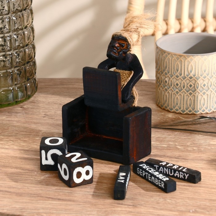 Сувенир календарь &laquo;Абориген с компьютером&raquo;, 15&times;11&times;10 см, дерево