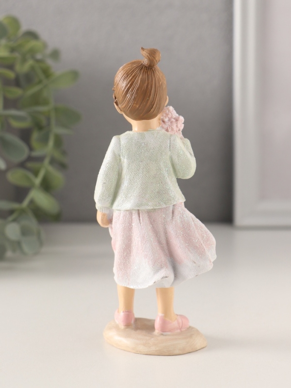 Сувенир полистоун "Малышка в розовом платье и зелёной кофточке, с букетиком" 5х4х12,5 см
