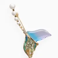 Брошь "Хвост Русалки" с жемчугом, цветная в золоте