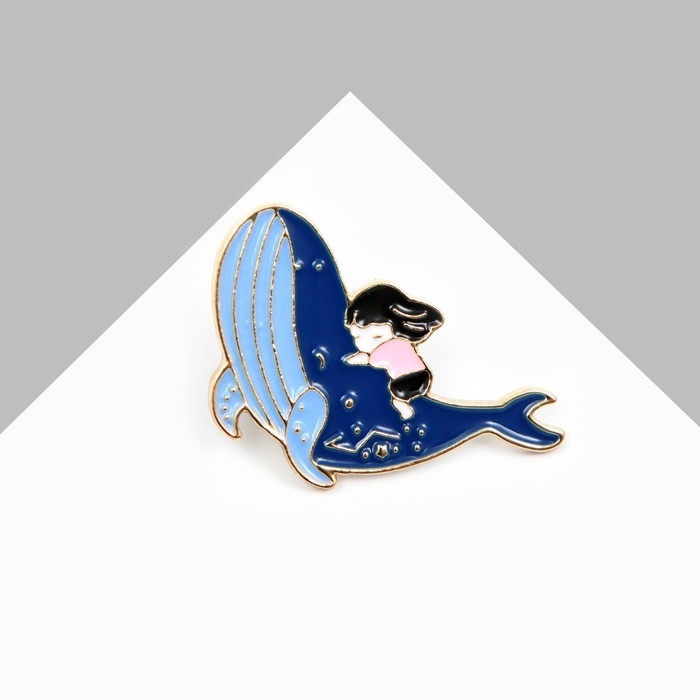 Значок &laquo;Кит&raquo; и малышка, цветной в золоте