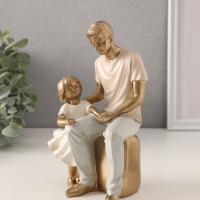 Сувенир полистоун "Папа с маленькой дочкой" 11х8,5х17,5 см