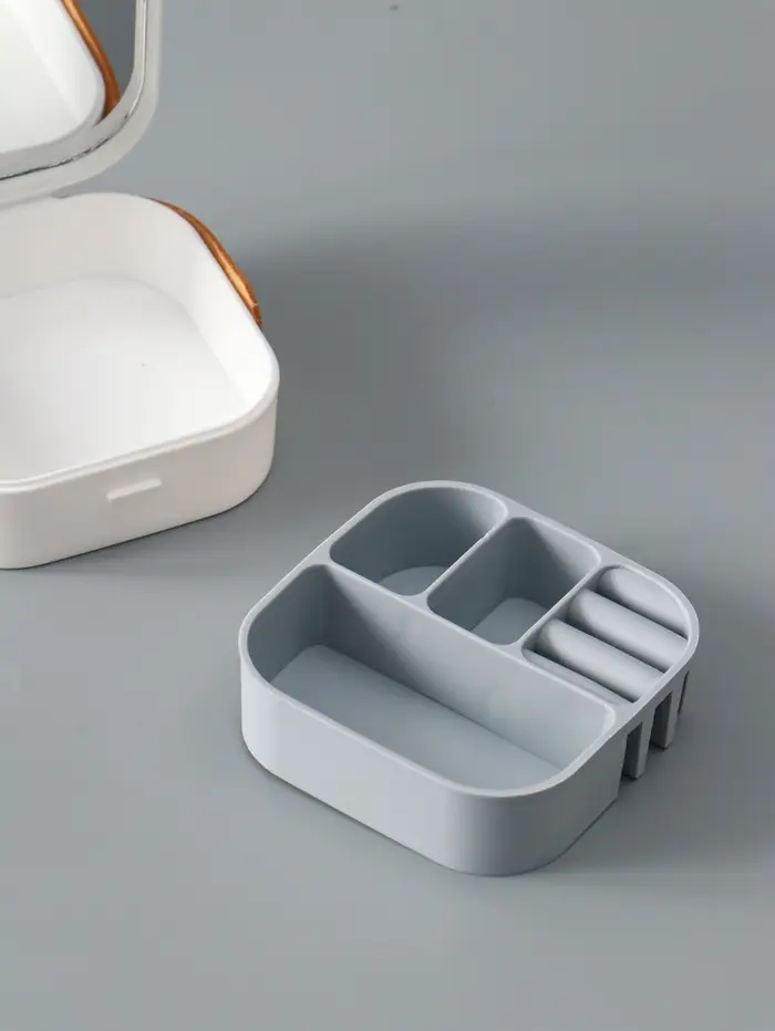 Шкатулка пластик для украшений с зеркалом, с ручкой 3 ячейки, 3 полосы, белый 9х9х3,8 см