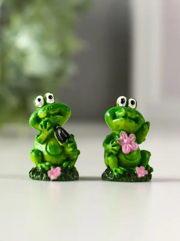 Сувенир полистоун "Лягушонок на полянке" МИКС 2х1,8х3,5 см