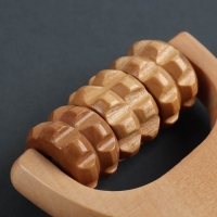 Массажёр роликовый, деревянный, с ручкой, универсальный, 14,5 &times; 8 &times; 3 см, 3 барабана