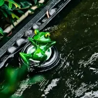 Садовая фигура 14 х 13 х 9,5 см "Лягушка в шине" Водоплавающая