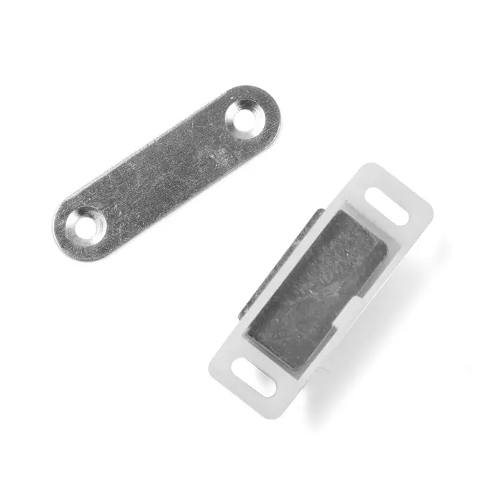 Магнит мебельный M001W, 41х13 маленький, белый