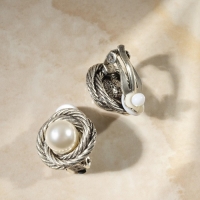 Клипсы &laquo;Грейс&raquo; закругление с бусиной, цвет белый в чернёном серебре