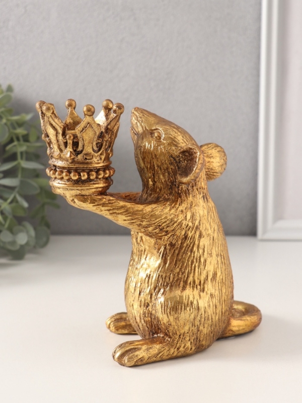 Подсвечник полистоун на 1 свечу "Мышка с короной в руках" золото 15,5х8х15,5 см