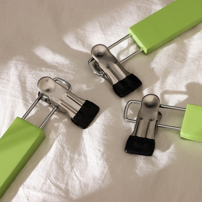 Вешалки для брюк и юбок LaDо́m Brillant, 28&times;12&times;2,3 см, 2 шт, деревянные, с зажимами, цвет фисташковый