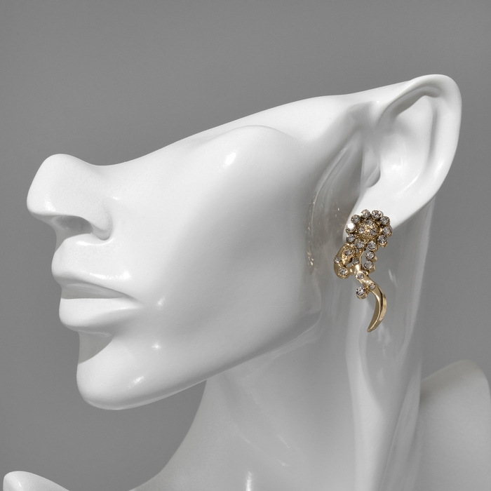 Серьги со стразами &laquo;Цветы&raquo; изгибы, цвет белый в золоте