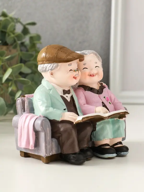 Сувенир полистоун "Дедуля с бабулей на диване читают книгу" 12х5х11 см
