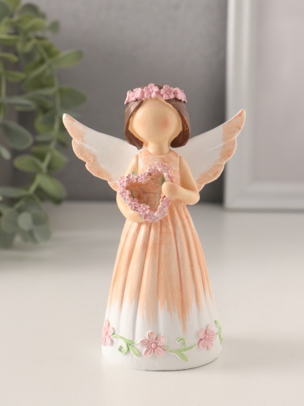 Сувенир полистоун "Девушка-ангел в персиковом платье, с венком-сердце" 8х4,5х12 см