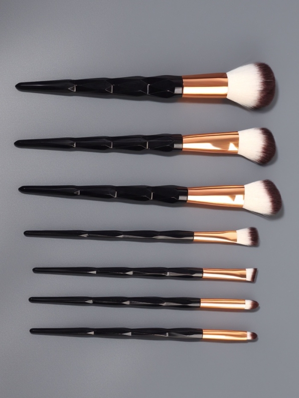 Набор кистей д/макияжа 7шт 20см нейло/пластик черный пакет QF