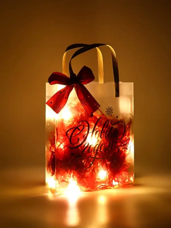 Подарочный пакет с наполнителем,лентой и гирляндой, 20 &times; 8 &times; 25 см