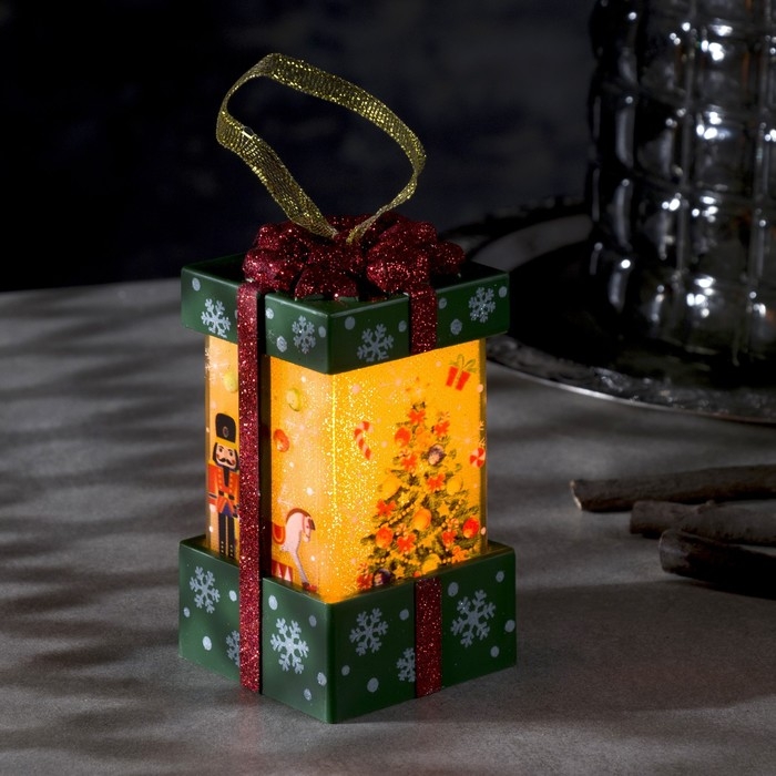 Светодиодная фигура &laquo;Зелёный подарок с ёлкой&raquo; 6.3 &times; 11.5 &times; 6.3 см, пластик, батарейки АААх3 (не в комплекте), эффект пламени
