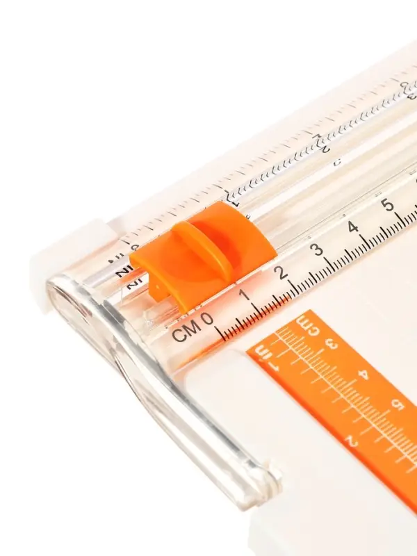 Резак для бумаги роликовый А4, до 3 листов,безопасное лезвие, длина реза 300мм,корпус белый