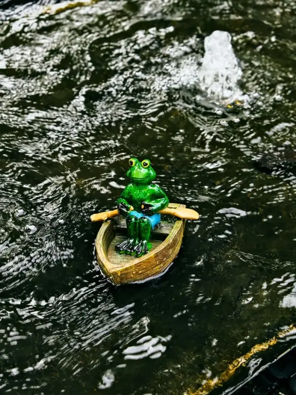 Садовая фигура 14 х 13 х 9,5 см "Лягушка в лодке" Водоплавающая