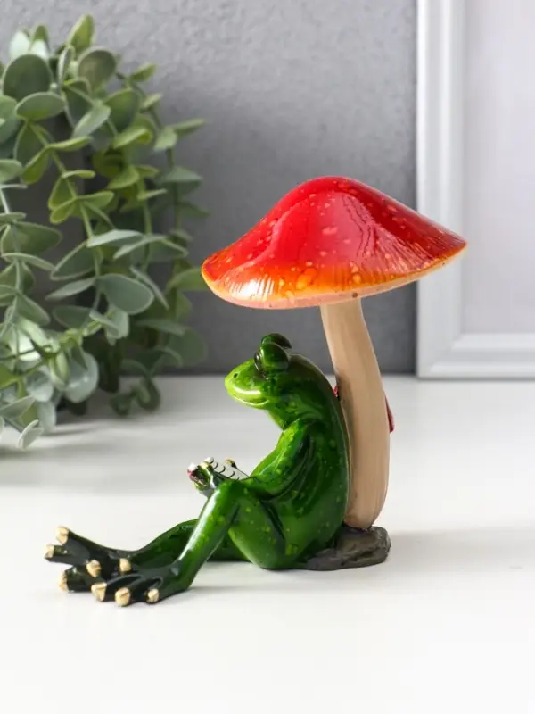 Сувенир полистоун лак "Лягуха с книгой сидит под мухоморами" 13,2х7,5х11 см