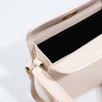 Сумка кросс-боди на клапане, цвет молочный