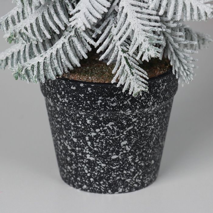 Искусственная ёлка заснеженная настольная &laquo;Зимнее волшебство. Метель&raquo; в горшочке, 21 см, ветки литые отгибаются