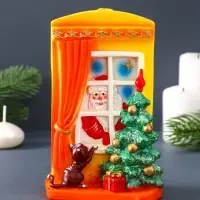 Свеча фигурная "Дед Мороз стучится в дом" 6,5х9х14,5 см