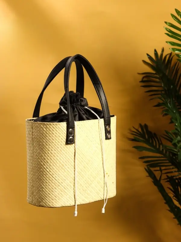 Сумка плетёная из пандана, 26&times;15&times;38 см, бежево-чёрная
