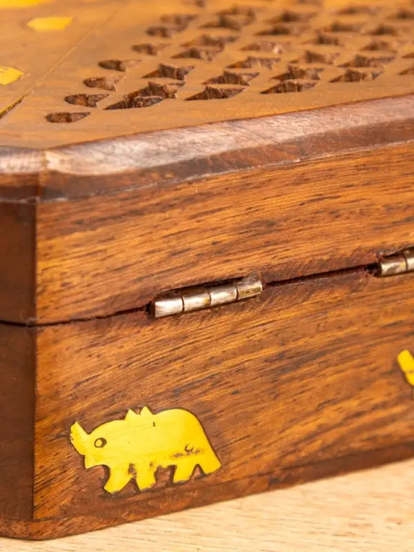 Шкатулка резная "Слоник в саду" 15х10х5 см, дерево шишам